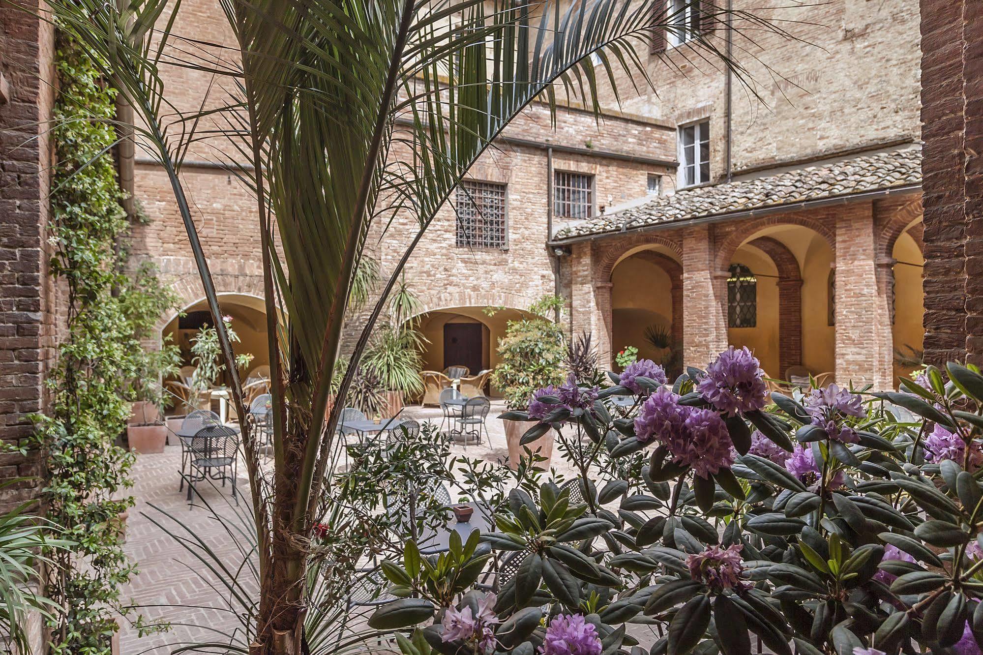 Il Chiostro Del Carmine Siena