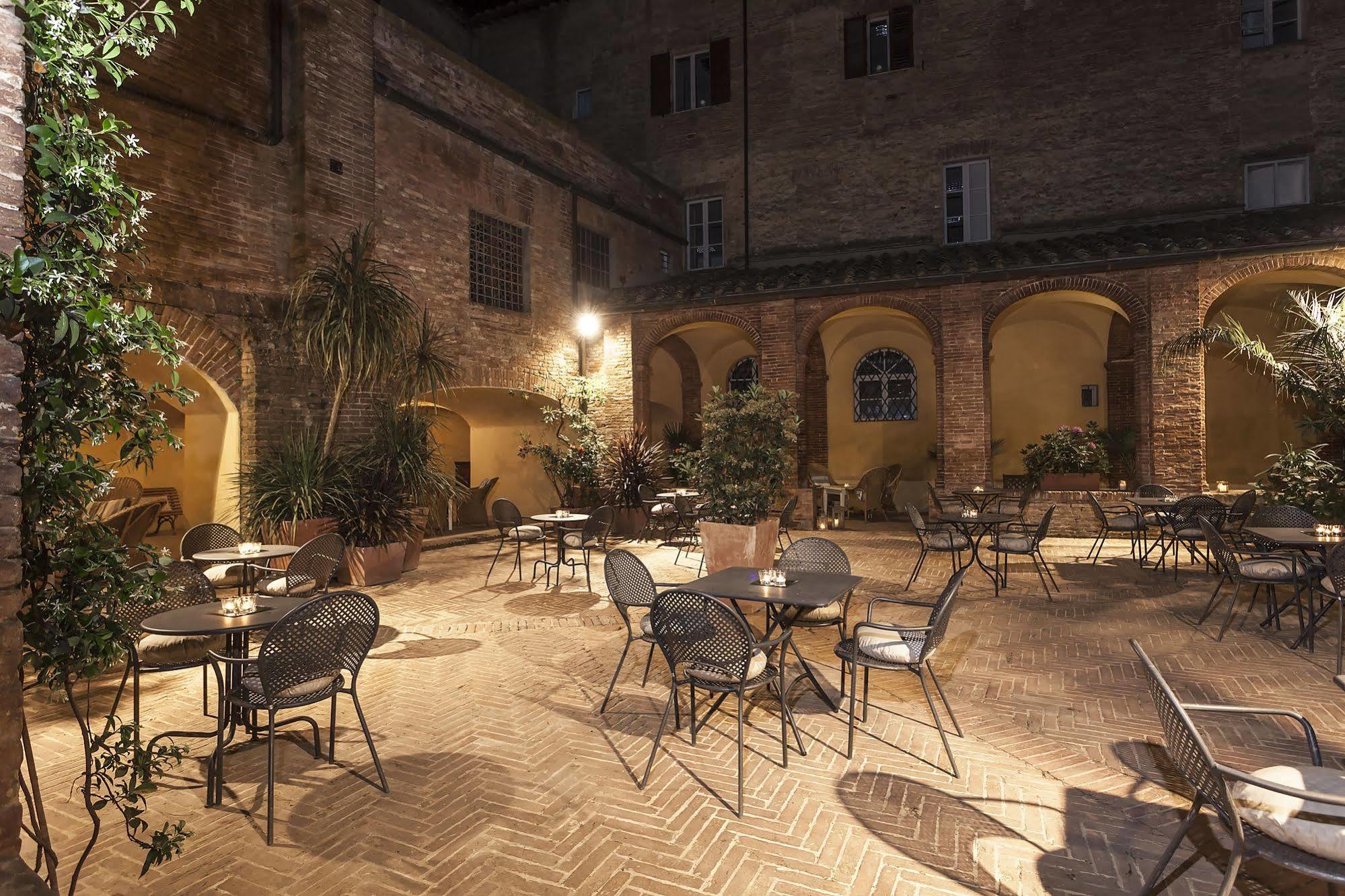 Il Chiostro Del Carmine Siena